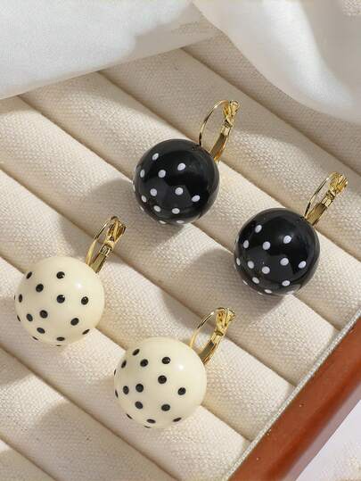 一对法式复古波点球形吊坠耳环 - 金色耳杆，黑白亚克力材质，时尚夸张耳环，可爱复古风，适合日常佩戴、约会、派对等场合
