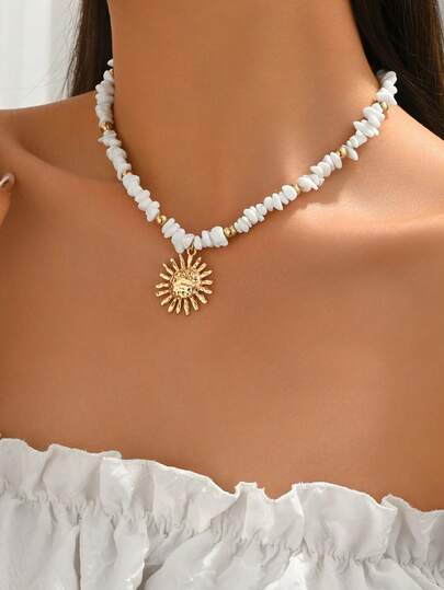 1件简约白色天然石和金色CCB手工串珠项链，搭配时尚金色太阳吊坠，适合日常佩戴和派对场合，链长可定制，宝石形状/尺寸/数量随机。