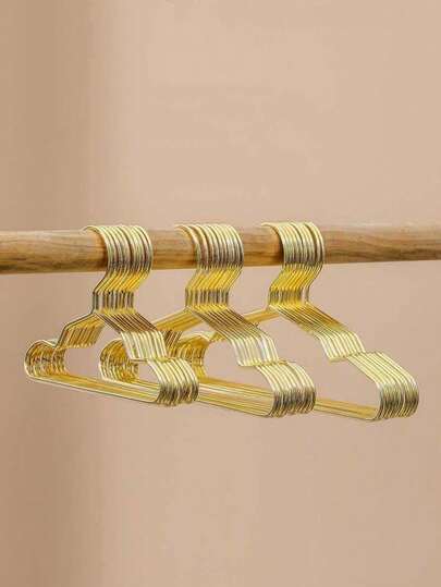 10 Adet Mini Metal Askı. Kendiniz veya evcil hayvanlarınız için kıyafet kurutmakta hala zorlanıyor musunuz? Endişelenmeyin! Bu mini askılar küçük ve zarif, son derece dayanıklı ve küçük giysileri kurutmak için çok uygundur.