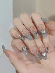 这款30片装中长棺材形美甲贴片套装，饰有浅蓝色珍珠母贝心形图案，助您轻松提升美甲造型。套装包含一盒凝胶和一盒贴片，适合派对、舞会和日常佩戴。 - 彩色 - 查看 1