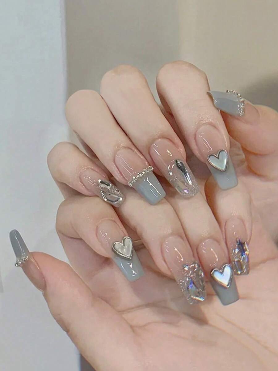 这款30片装中长棺材形美甲贴片套装，饰有浅蓝色珍珠母贝心形图案，助您轻松提升美甲造型。套装包含一盒凝胶和一盒贴片，适合派对、舞会和日常佩戴。 - 彩色 - 查看 1