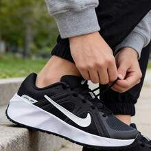 Nike 男子新款透氣運動輕便休閒跑步鞋 - 黑與白 - 查看 1