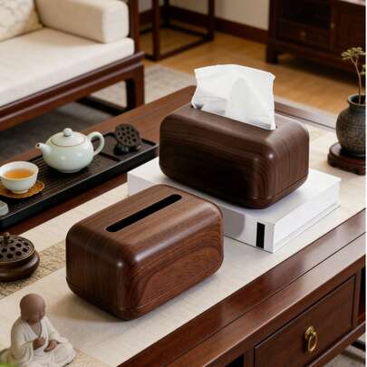 这款优质耐用、大容量、防尘、防潮、防污、静音的抽拉式纸巾盒，方便更换纸巾，适用于客厅、卧室、书房、酒店、办公室、美容院等场所，是家居装饰和日常使用的理想之选。其简洁现代的设计，可打造清新整洁的台面，并为现代室内空间增添时尚感。