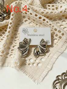Conjunto de 12 brincos femininos com design geométrico assimétrico em tons de ouro e prata, banhados a ouro 14K. Brincos grossos minimalistas em formato de coração, retangulares, com textura enrugada e pérolas. Joias perfeitas para o verão, praia e uso casual diário. Brincos de aço inoxidável. - Multicolorido - Ver 8