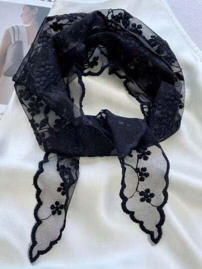 1条蕾丝花边三角巾，可作包包装饰或发圈