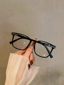 Retro Square Black FrameBlue Light Glasses For Women And Men, Vintage Oversized Clear Lens Eyeglasses With Silver Cross Metal Detail, Luxury Designer Style Optical Glasses Frame, Y2K Punk Aesthetic Computer Gaming Eyewear, Chic Intellectual Academic Style Spectacles, Decorative Fashion Non-Prescription Frames, Classic Thick Frame Fake Glasses, Lightweight Comfort Fit Desktop Reading Glasses, Premium Quality Resin Lens Optical Eyeglasses, Elegant Minimalist Office Wear Accessory, Unisex High Definition Clear Vision Spectacles, Gothic Inspired Streetwear Fashion Eyewear, Blue Light Block Filter Technology For Digital Screen Users,  Sight Eyewear, Fashion Forward Statement Piece Eyeglasses, Modern Retro Fusion Daily Accessories For Students And Professionals, Durable Glossy Finish Plastic Frames With Intricate Engraved Metal Floral Core Inlay Detail, Gothic Cross Decorated Temple Eyewear, Nerd Style Eye Frames, Stylish Vision Protector Spectacles For Men Women - 黑色 - 查看 5