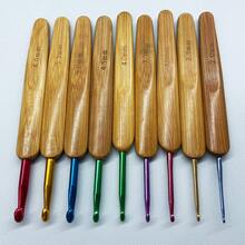 Conjunto de 9 Agulhas de Crochê Coloridas de Alumínio 2,0-6,0mm | Cabo de Bambu Polido à Mão com Design Ergonômico | Ferramentas de Artesanato DIY com Fio, Adequado para Decoração Boêmia, Criação de Presentes Personalizados e Projetos Artesanais | Para Entusiastas de Artesanato e Criadores de Presentes - Cabeça de cor carbonizada - Visão 3