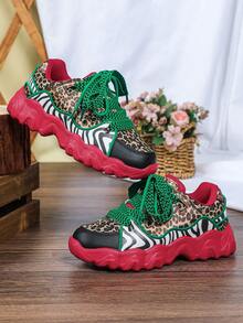 狂野时尚豹纹拼接斑马纹设计，男士厚底运动鞋，红色鞋底，时尚复古欧美风运动鞋，情侣款，适合日常穿着、通勤、旅行、节日礼物和婚礼庆典。 - 豹紋綠紅底 - 查看 4