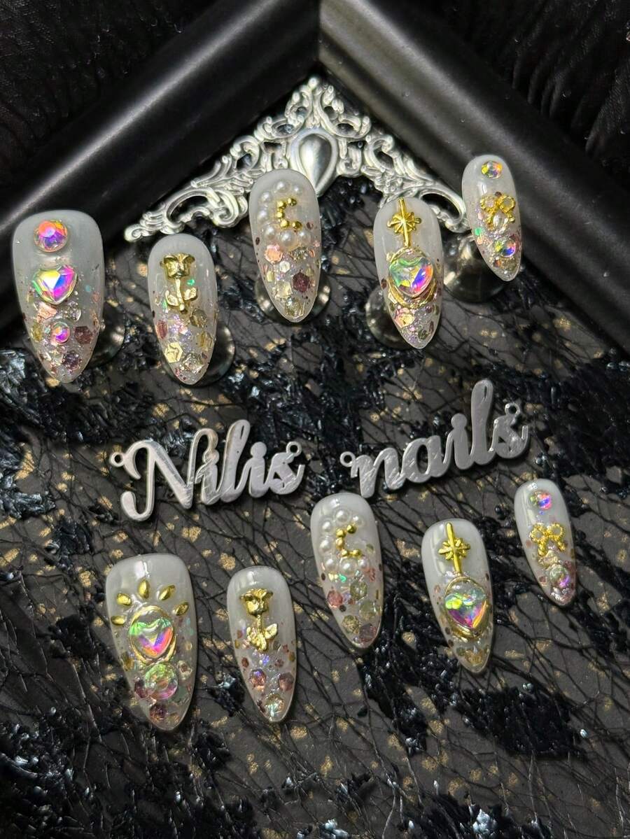 Bộ móng acrylic hình hạnh nhân 10 món, móng trắng, được trộn với nhiều loại kim tuyến và màu kim tuyến như hồng, vàng và trong suốt, kim cương hình trái tim 3D óng ánh, hoa hồng vàng, thánh giá vàng, hạt vàng, ngọc trai trắng và các phụ kiện làm móng khác, mang phong cách ngọt ngào và mộng mơ, bộ dụng cụ làm móng phong cách Y2K, phù hợp cho phụ nữ và các cô gái dùng trong các bữa tiệc, lễ hội và sử dụng hàng ngày (Bao gồm: một miếng keo dán và một miếng dán ma sát)