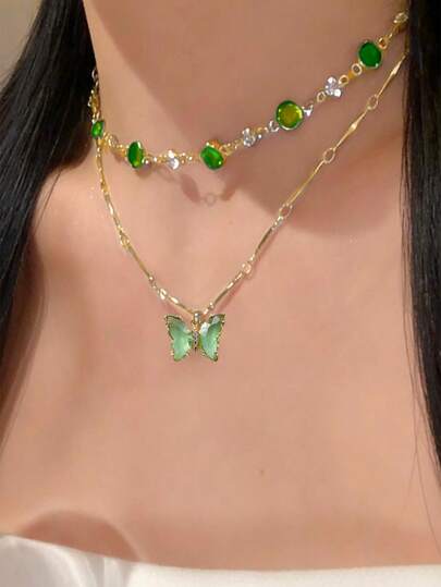 Bộ dây chuyền hai lớp hình bướm màu xanh lá cây theo phong cách tối giản cổ điển này gồm 2 chiếc, thích hợp để đeo hàng ngày, dự tiệc, đi nghỉ mát, tham dự lễ hội âm nhạc và các dịp khác. Chúng cũng là món quà tuyệt vời dành cho gia đình và bạn gái.