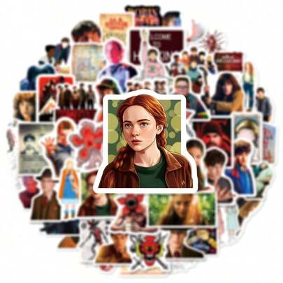 54张《怪奇物语》主题装饰贴纸套装 - 包含各种标志性角色和场景的艺术贴纸，高清防水可重复使用，收藏版粉丝周边，适用于日记装饰、笔记本点缀、手工制作、笔记本电脑/手机壳装饰、水瓶和行李箱贴纸、DIY工艺品和礼品包装，是《怪奇物语》粉丝、文具爱好者、手工爱好者和贴纸收藏家的理想礼物。