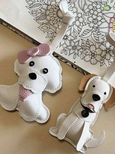 1个可爱狗狗挂件，采用人造皮革制成，设计高端，适合挂在各种包包上或车钥匙链上，是送给女孩的理想礼物。