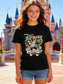 This Women's Casual Mickey And Friends Disney Black Cotton Short-Sleeved Crew Neck T-Shirt Is Perfect For Taking Photos At Disneyland, As A Travel Souvenir, For Everyday Casual Wear, Or For Matching Family Outfits. It Also Makes An Ideal Valentine's Day Gift For Friends And Family. Women's Clothing, New Spring Style, Comfortable And Skin-Friendly, Suitable For Outdoor Wear. - 黑色 - 查看 1