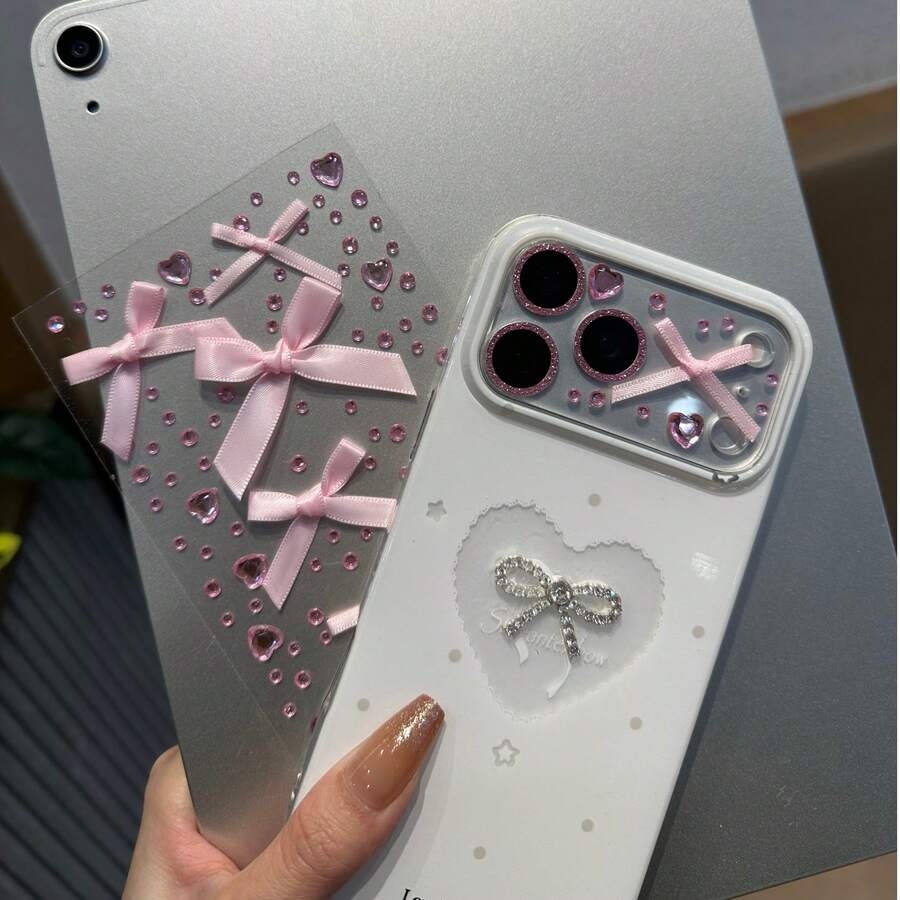 Miếng dán bảo vệ ống kính máy ảnh màu hồng, nơ hồng, hình trái tim màu hồng, hình dán 3D tự làm + miếng dán ống kính lấp lánh, tương thích với Apple 17Pro/17Promax, ốp bảo vệ ống kính chống vỡ và chống trầy xước, chất liệu kính tương thích với các loại ốp điện thoại, quà tặng mùa xuân.