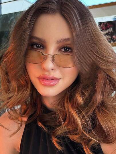 一副极简椭圆形无框眼镜，金属字母装饰，个性化复古风格，百搭优雅的女士时尚眼镜，适合日常佩戴、街头摄影、度假、海滩和返校季。