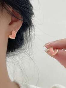 一对简约别致的精致心形耳环，甜美可爱，优雅大方，适合约会、送礼、日常休闲聚会、婚礼等场合，女士适用。 - 粉色 - 查看 3