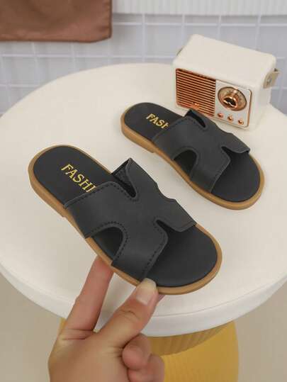 Children's Fashionable Slippers For Outdoor Use In Summer, Square-Toed Flat Shoes, Sandals, New Style Girls' Shoes, Highly Attractive Beach Shoes,Simple And Elegant, Perfect For Summer.