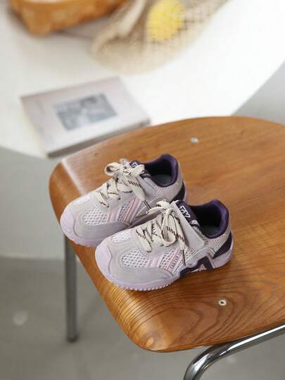 1双儿童男女童透气网面休闲时尚舒适轻便跑步鞋，适合室内外运动