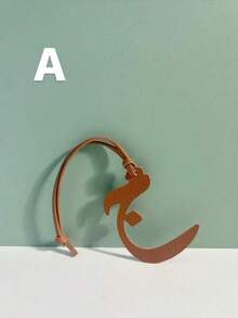 Bộ 1 móc khóa da hình chữ cái Ả Rập, dùng để treo lên túi xách, túi tote, ba lô hoặc vali để tạo nên phong cách cá nhân độc đáo và thể hiện cá tính riêng biệt, phong cách Bohemian sang trọng hiện đại. Thích hợp dùng để dán điện thoại, phong bì đựng tiền, sách. - Mặt dây chuyền bằng da - Xem 28