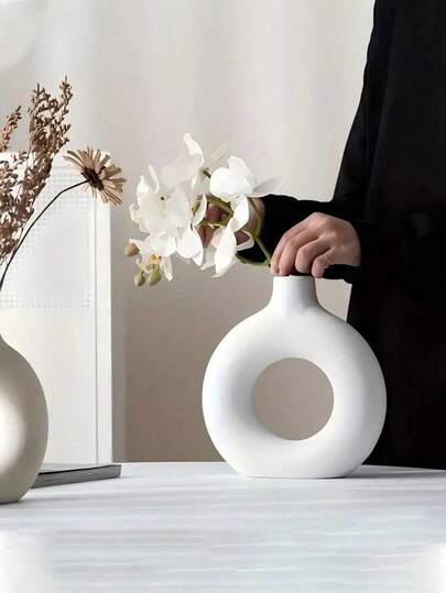 Large Capacity Modern Minimalist Round Vase - Featuring A White Hollow Design, This Smooth And Lightweight Plastic Vase Is Suitable For Displaying Tall Or Short Floral Arrangements, Easy To Clean, And Applicable For Home, Office, Wedding And Other Occasions.
