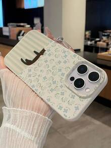 Lazy Black Cat & Floral Striped Phone Case, Milky White Wear-Resistant Litchi Texture Presents Elegant Light Blue Tone, Delicate Non-Slip Feel, Anti-Fingerprint & Oil, Healing Sweet Style Phone Case, Compatible With IPhone & Galaxy - White - View 7