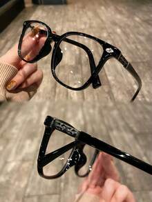 Retro Square Black FrameBlue Light Glasses For Women And Men, Vintage Oversized Clear Lens Eyeglasses With Silver Cross Metal Detail, Luxury Designer Style Optical Glasses Frame, Y2K Punk Aesthetic Computer Gaming Eyewear, Chic Intellectual Academic Style Spectacles, Decorative Fashion Non-Prescription Frames, Classic Thick Frame Fake Glasses, Lightweight Comfort Fit Desktop Reading Glasses, Premium Quality Resin Lens Optical Eyeglasses, Elegant Minimalist Office Wear Accessory, Unisex High Definition Clear Vision Spectacles, Gothic Inspired Streetwear Fashion Eyewear, Blue Light Block Filter Technology For Digital Screen Users,  Sight Eyewear, Fashion Forward Statement Piece Eyeglasses, Modern Retro Fusion Daily Accessories For Students And Professionals, Durable Glossy Finish Plastic Frames With Intricate Engraved Metal Floral Core Inlay Detail, Gothic Cross Decorated Temple Eyewear, Nerd Style Eye Frames, Stylish Vision Protector Spectacles For Men Women - 黑色 - 查看 7