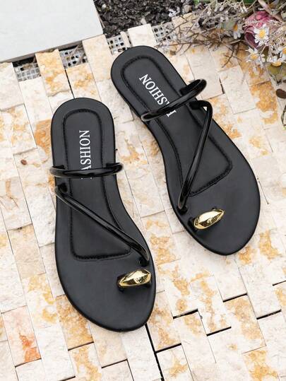 1双女士时尚搭扣装饰黑色简约平底凉鞋，适合居家、派对、海滩等场合