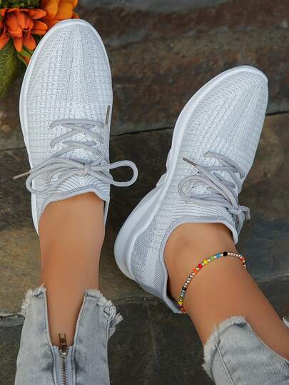 1双纯色系带夏季运动鞋，透气轻便，是送给亲朋好友的理想礼物，适合户外跑步