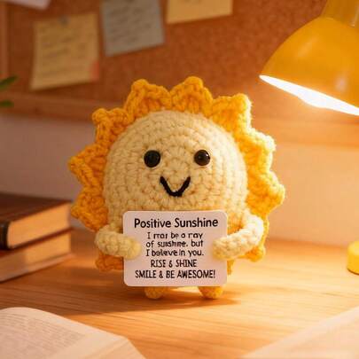 1件充满正能量的钩针编织阳光礼物，附赠励志肯定卡，带来阳光般的支持，是送给男士和女士的减压礼物，也是可爱的生日和桌面装饰品。