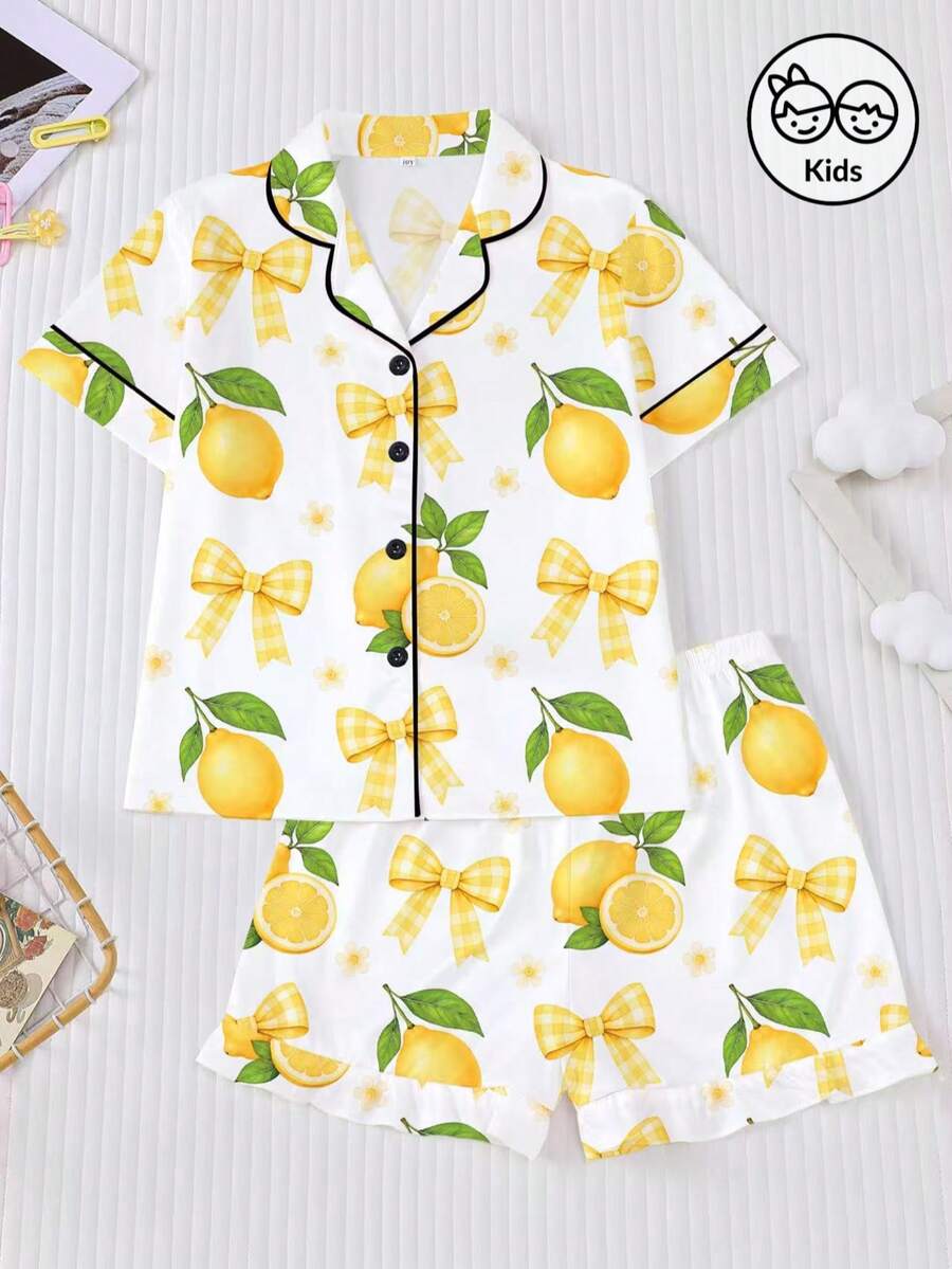 Bộ đồ ngủ trẻ em 2 món in hình nơ và chanh, áo cardigan tay ngắn cổ bẻ thoáng mát và quần short cạp chun rộng rãi, chống cháy, họa tiết lá chanh xanh với nơ, thích hợp cho trẻ em và trẻ lớn mặc hàng ngày.