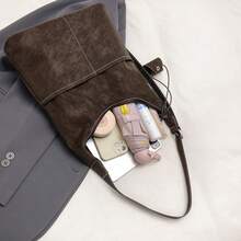 这款两件套包括一个大容量天鹅绒手提包和一个配套手拿包，展现出时尚百搭的风格，非常适合日常通勤。 - 彩色 - 查看 8