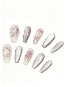 10支装，名为“粉色爱心蝴蝶结喷雾”。这款美甲喷雾以柔和的乳白色为底色，带有珠光光泽，搭配精致的粉色蝴蝶结和爱心图案、小巧的透明水钻以及闪亮的银色猫眼装饰。梦幻般的质地营造出浪漫而梦幻的氛围，完美契合喜爱甜美女性美甲的你。 - 彩色 - 查看 2