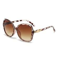 一副男女通用方形大框棕色豹纹时尚眼镜，波西米亚风时尚装饰眼镜，适合日常佩戴、度假、旅行、街头摄影及各种休闲时尚场合。 - 彩色 - 查看 9