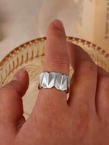 1 pieza Anillo geométrico minimalista plisado irregular de color dorado para mujer, joyería para fiesta de cumpleaños, regalo del Día de la Madre - Plateado - Ver 12