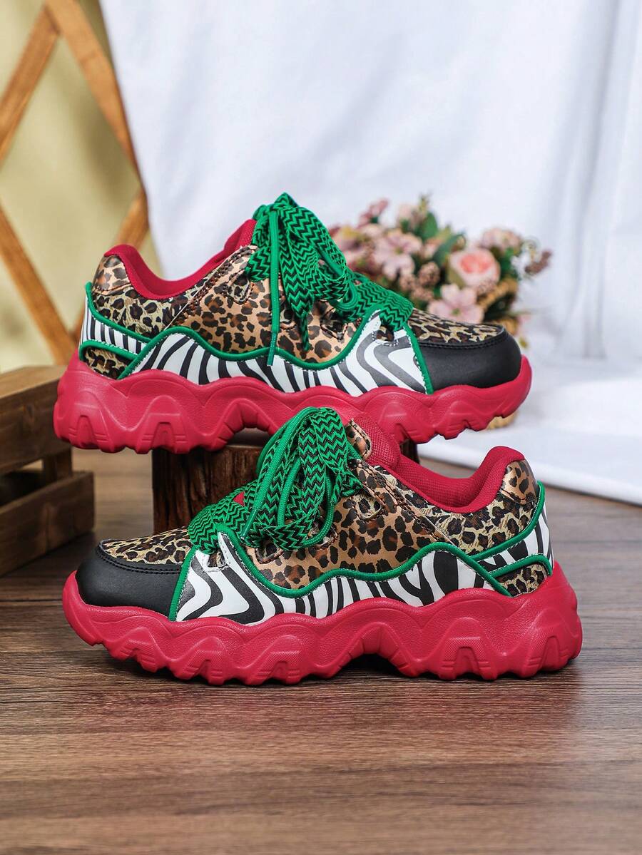 狂野时尚豹纹拼接斑马纹设计，男士厚底运动鞋，红色鞋底，时尚复古欧美风运动鞋，情侣款，适合日常穿着、通勤、旅行、节日礼物和婚礼庆典。 - 豹紋綠紅底 - 查看 1