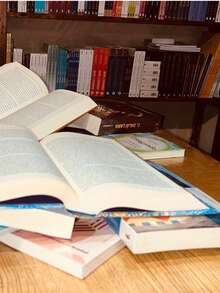 La Casa De Bernarda De Alba / Bodas De Sangre / Yerma  - Autor: Federico García Lorca - Tema: Teatro -  Páginas: 168  - Medidas: 21 cm x 14 cm - Autor célebre por su importantísima contribución a la lengua castellana, así como por su trágica muerte durante El COnflicto civil española.  El poeta granadino del cante jondo fue una mezcla de dos culturas: sus ojos grandes, líquidos y oscuros como los de los árabes, su guitarra como los gitanos. Todo esto está pintado ahí en su poesía, y en sus obras teatrales, porque él no puede negar su esencia.  En estas tres obras de García Lorca, los personajes hablan de los dichos y refranes del pueblo; son seres humanos encerrados en sus propias limitaciones y que están movidos por esa idea fatalista de que los hombres son como títeres en manos de un destino que corta inexorablemente los hilos cuando se le antoja. - Libro único - Ver 4