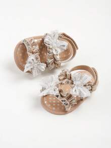 新生儿女童夏季凉鞋，花朵蝴蝶结软底婚纱平底鞋，婴儿学步鞋 - 金色 - 查看 4