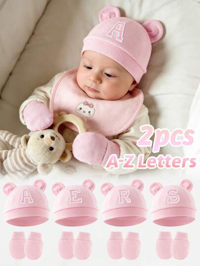 2件套婴儿夏季薄款粉色刺绣26字母装饰护耳帽+防抓手套套装，可爱甜美，柔软舒适，适合0-3个月宝宝日常休息和外出，可作为节日礼物