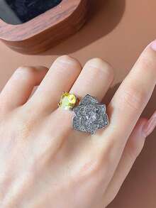 不对称花朵四爪方形黄色合成锆石戒指，可调节开口设计，女士订婚礼物珠宝 - 白色 - 查看 3