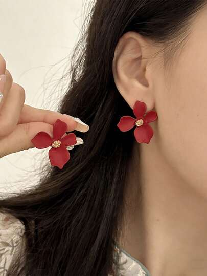 一对百搭优雅小众设计红色花朵耳钉，适合女性日常及节日佩戴