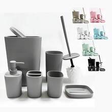 Bộ 6 món phụ kiện phòng tắm bằng nhựa, bao gồm giá đựng bàn chải đánh răng, cốc súc miệng, bình đựng xà phòng, khay đựng xà phòng, giá đựng cọ toilet, thùng rác. Thích hợp làm quà tặng sinh nhật, tân gia, quà tặng ngày lễ. Có các màu be, trắng, đỏ, xám và đen. - Nhiều màu - Xem 1
