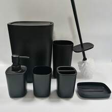 Bộ 6 món phụ kiện phòng tắm bằng nhựa, bao gồm giá đựng bàn chải đánh răng, cốc súc miệng, bình đựng xà phòng, khay đựng xà phòng, giá đựng cọ toilet, thùng rác. Thích hợp làm quà tặng sinh nhật, tân gia, quà tặng ngày lễ. Có các màu be, trắng, đỏ, xám và đen. - Nhiều màu - Xem 15