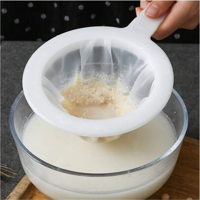 Rây lọc lưới nylon siêu mịn có thể tái sử dụng; Một dụng cụ nhà bếp lý tưởng để làm sữa đậu nành, cà phê, trà, nước ép trái cây và sữa chua, cũng như để làm bánh, nấu ăn và sử dụng hàng ngày trong nhà bếp. Hoàn hảo làm quà tặng tân gia, quà tặng Ngày của Mẹ, quà tốt nghiệp hoặc để pha chế đồ uống mùa hè, đây là một phụ kiện nhà bếp bốn mùa phù hợp cho người nội trợ, người đam mê làm bánh, người yêu cà phê và người nuôi thú cưng.