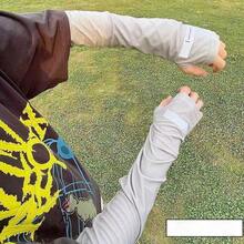 两套男女通用防紫外线臂套，具有降温和压缩功能，覆盖整个手臂并带有拇指孔。 - 防曬冰袖 - 查看 4