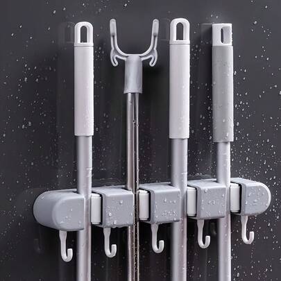 Soporte de pared para escoba y trapeador | Caja de almacenamiento adhesiva sin taladro para baños | Plástico resistente con clips de silicona flexibles | Diseño de múltiples ganchos para herramientas de limpieza del hogar | Ahorro de espacio, fácil de instalar, organizador y almacenamiento para el baño