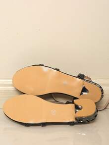 黑色漆皮蝴蝶结低跟平底凉鞋，新款夏季时尚百搭优雅仙女风露趾踝带平底凉鞋 - 黑色 - 查看 7