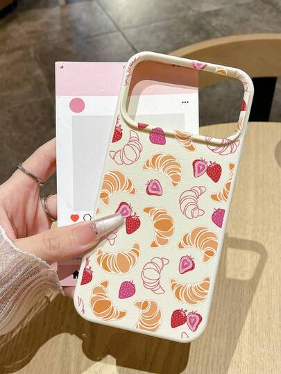 1 pieza Funda de teléfono con estampado de fresa y croissant, textura de cuero sintético beige con estilo de macaron, compatible con iPhone 11/12/13/14/15/16/16 Plus/17/17 Pro/17 Pro Max y Galaxy S24 Ultra/S25 Ultra/A06, diseño estético de comida linda, adecuado para amantes de la comida, estilo femenino, cumpleaños, aniversario y uso diario