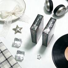 55张收藏版照片卡片套装，以韩国流行男团BT为主题，设计灵感源自歌曲《Permission To Dance》，适合情人节、婚礼和粉丝聚会等场合。 - 彩色 - 查看 4