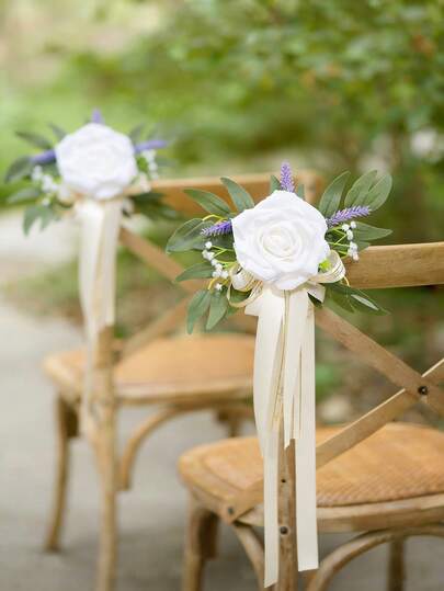 2朵玫瑰花婚礼人造走道教堂长椅花装饰，薰衣草色配金色镶边白色缎带，适用于仪式椅背花艺、教堂招待会、户外派对等场合。