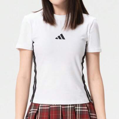 Adidas女裝上衣2026春季新款運動休閒修身短版三條紋圓領短袖T卹JE1239